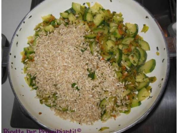 Risotto integrale con zucchine e fiori di zucca (vegano) - Preparazione tappa 4
