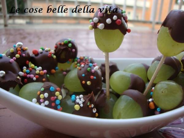 Uva ricoperta di cioccolato - Preparazione tappa 1