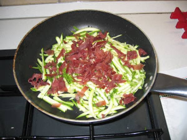 Penne zucchine e bresaola - Preparazione tappa 1