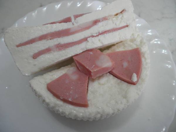 Formaggio di capra fresco fatto in casa ripieno di mortadella - Preparazione tappa 1