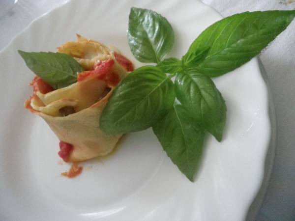 Rose di crespelle con melanzane mozzarella e salame - Preparazione tappa 1