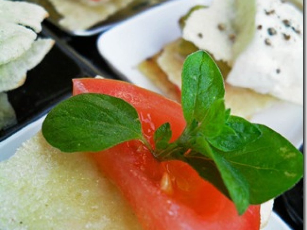 1 - Millefoglie di pane carasau con mousse di piselli e zucchine e mozzarella di bufala - foto 2