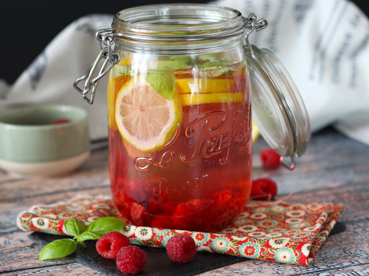 Acqua aromatizzata limone, basilico e lamponi - foto 3