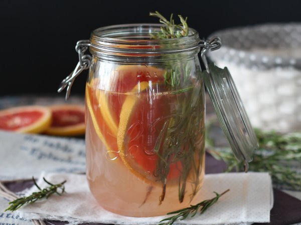 Acqua aromatizzata pompelmo e rosmarino: la bevanda detox senza zucchero aggiunto, foto 4
