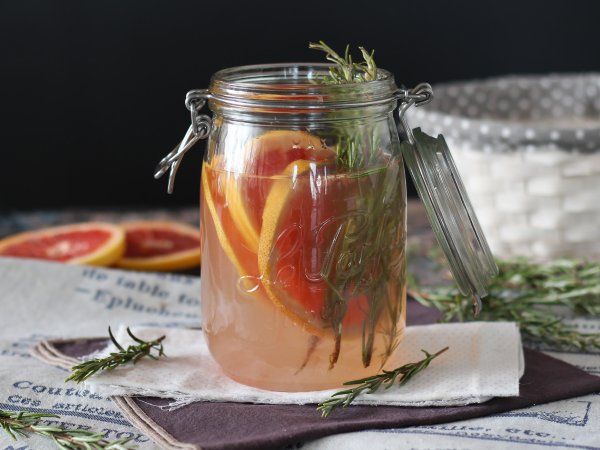 Ricetta Acqua aromatizzata pompelmo e rosmarino: la bevanda detox senza zucchero aggiunto