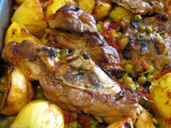 Agnello al forno con patate e piselli, 