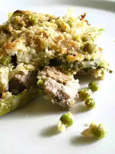 Agnello gratinato con asparagi, carciofi e piselli