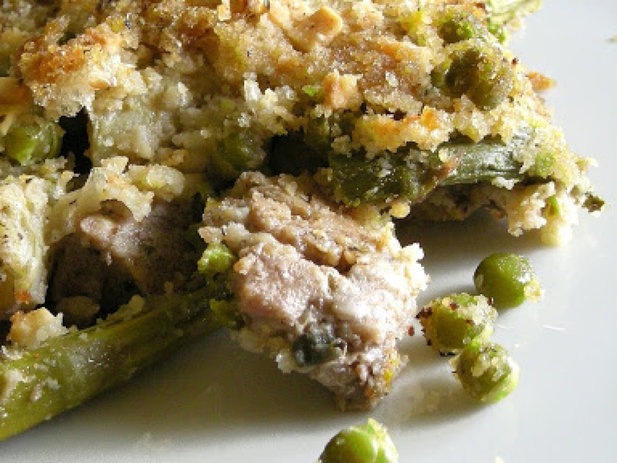 Agnello gratinato con asparagi, carciofi e piselli