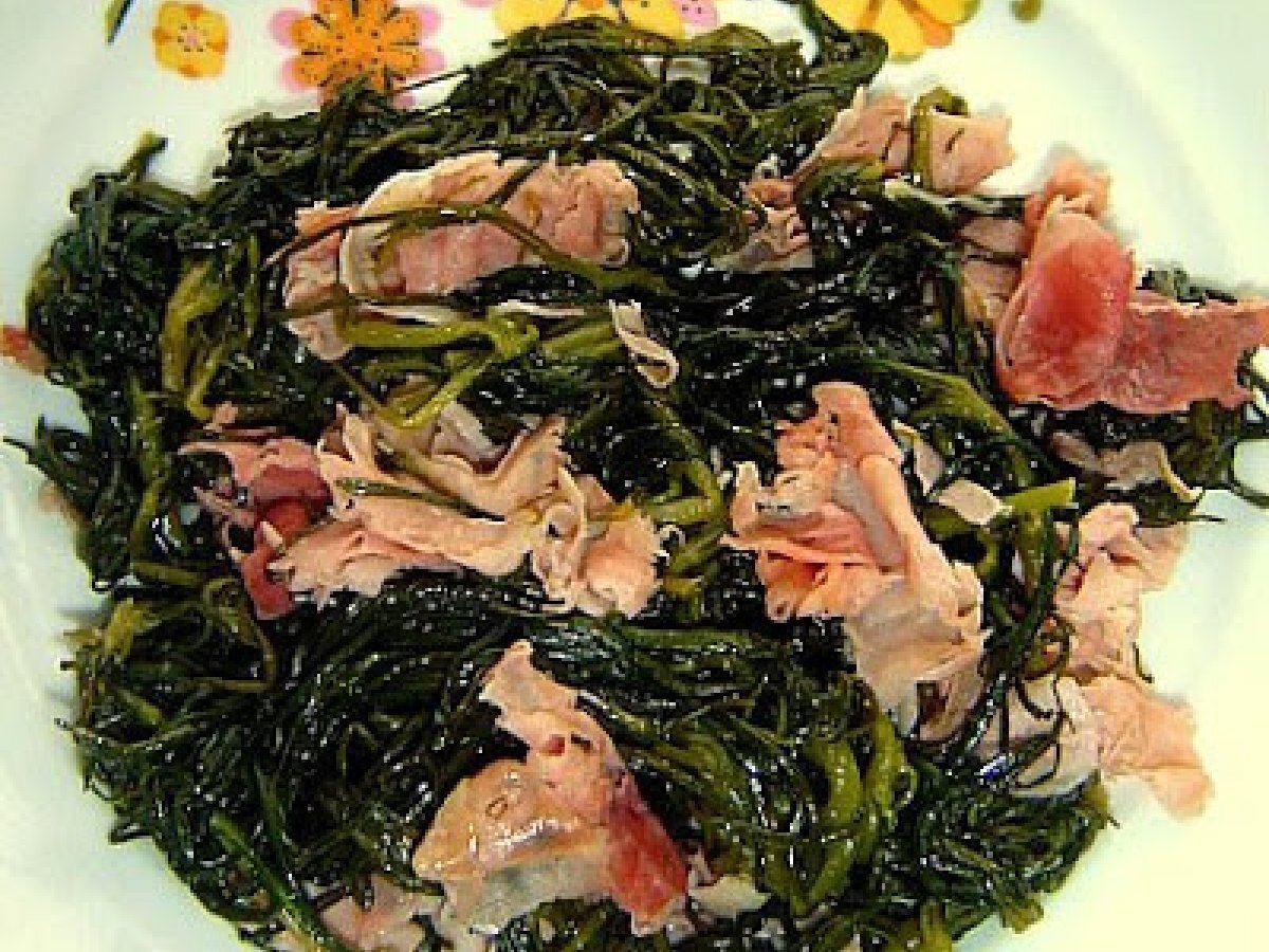 Agretti saltati con prosciutto cotto e olio di noci
