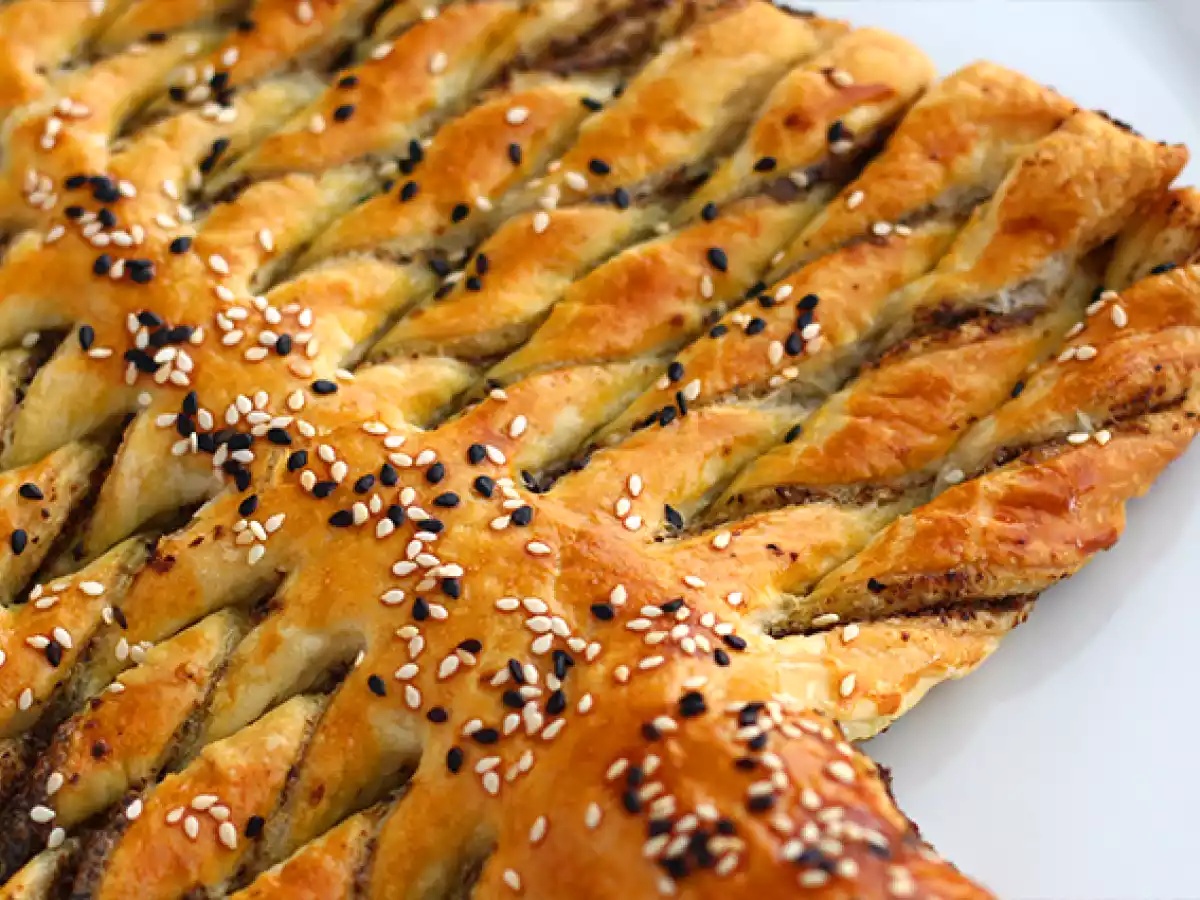 Albero di pasta sfoglia farcito con crema alle olive nere - foto 4