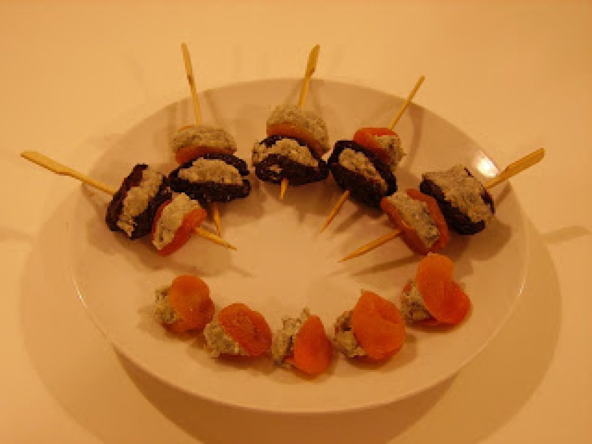 Albicocche e prugne secche farcite con gorgonzola