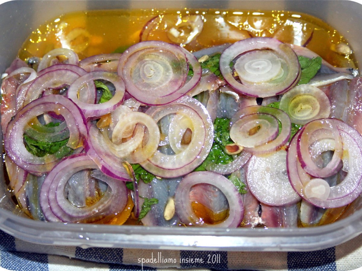 ALICI MARINATE CON SUCCO D'ARANCIA E LIMONE CON CIPOLLE DI TROPEA - foto 2