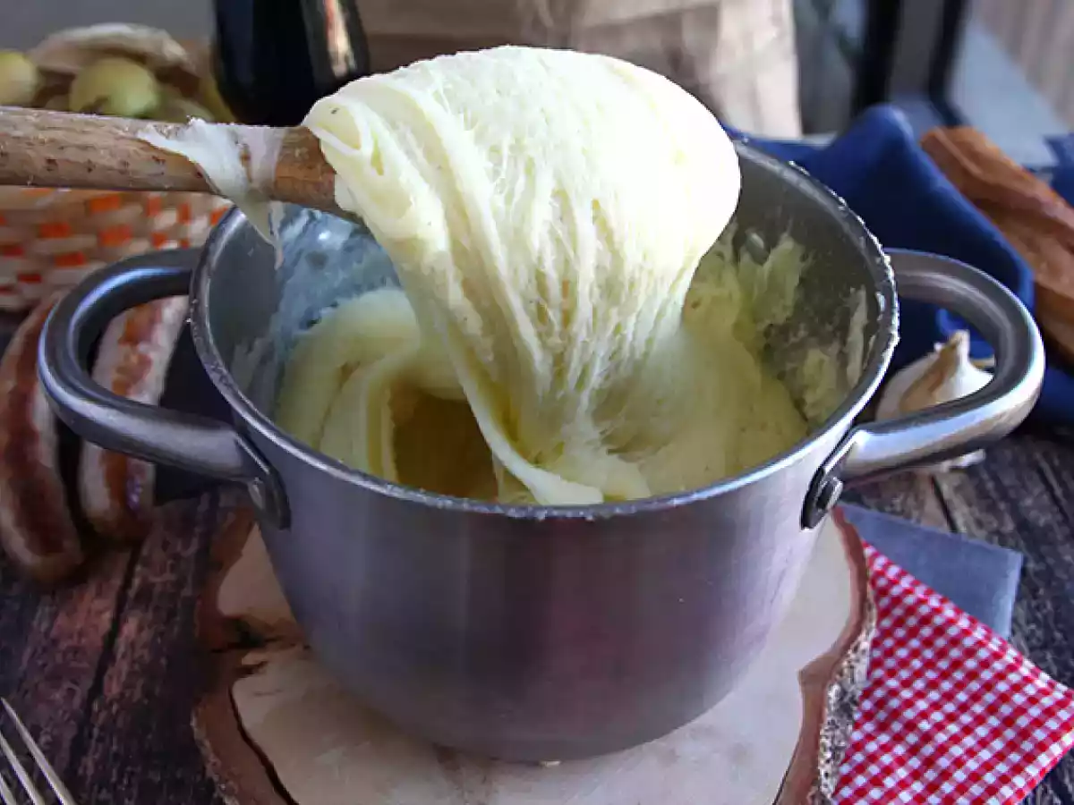 Aligot, il purè di patate filante - ricetta tradizionale francese - foto 2