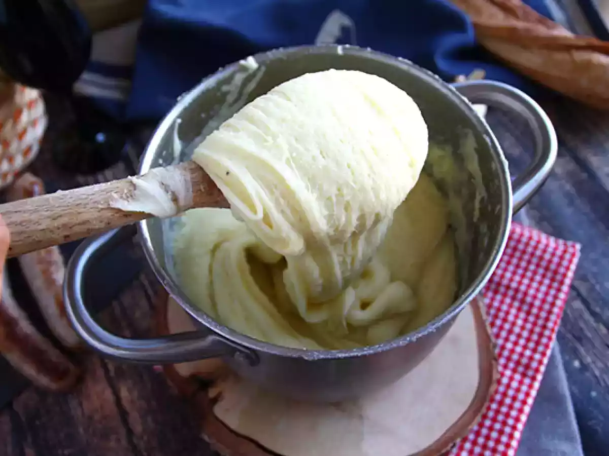 Aligot, il purè di patate filante - ricetta tradizionale francese - foto 4