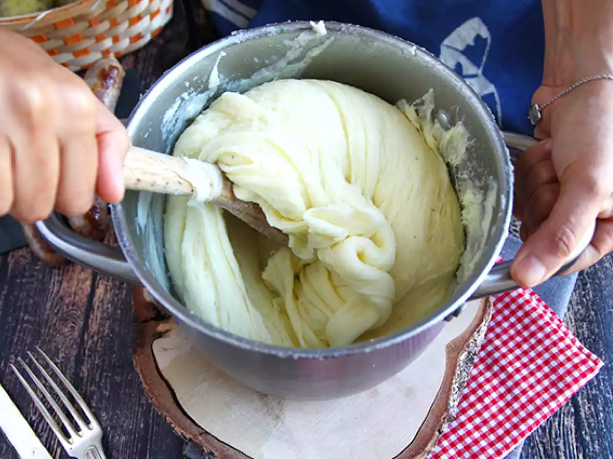 Aligot, il purè di patate filante - ricetta tradizionale francese - foto 5