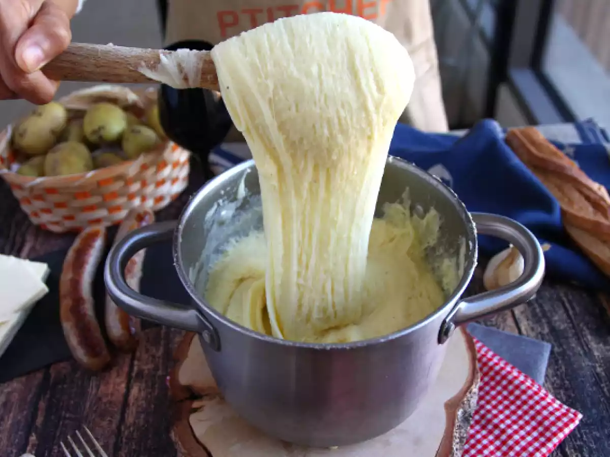 Aligot, il purè di patate filante - ricetta tradizionale francese - foto 6
