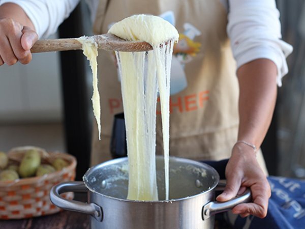 Aligot, il purè di patate filante - ricetta tradizionale francese