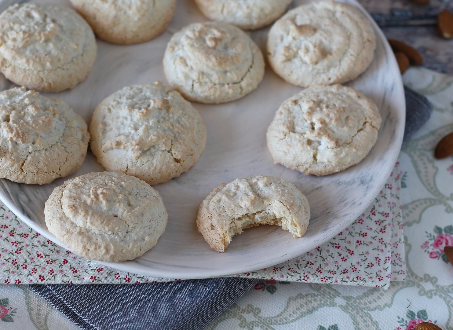 Amaretti, la ricetta veloce per preparare i biscotti che tutti adorano