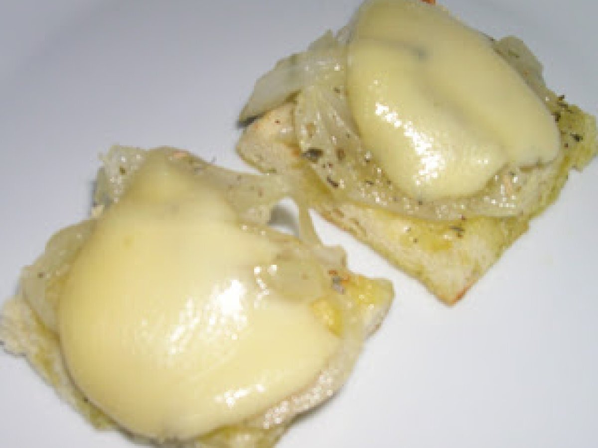 Antipasto con cipolle e Emmenthal