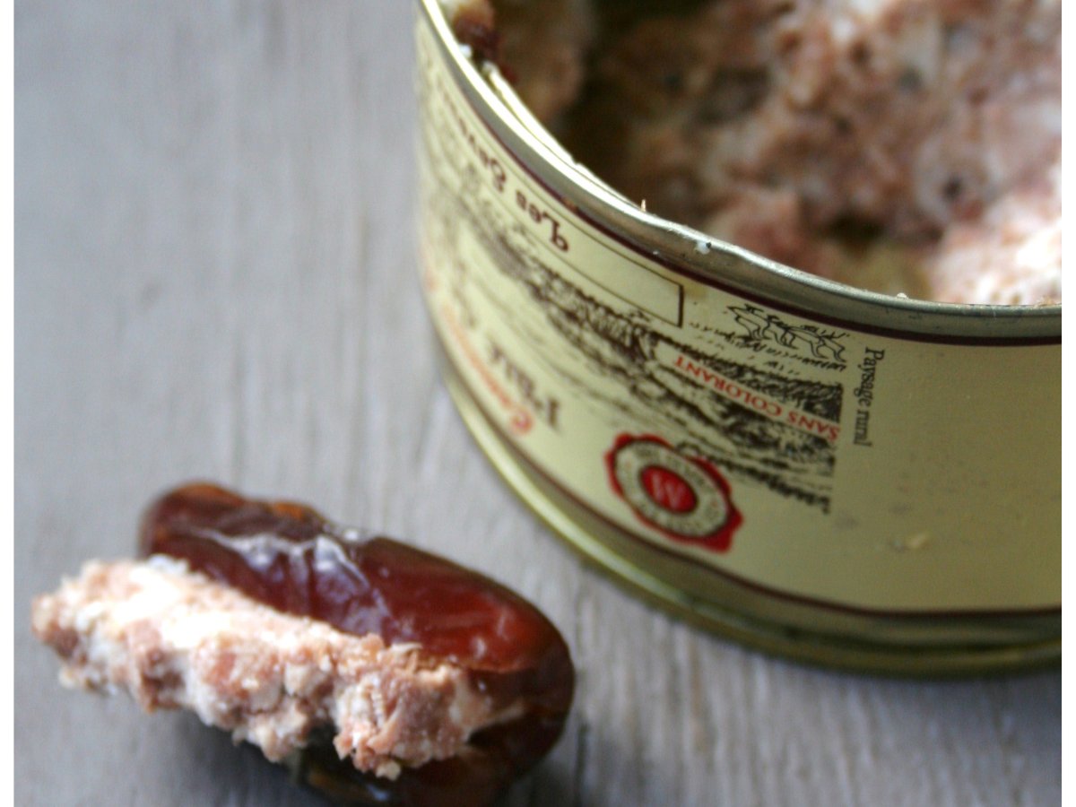 Antipasto di datteri e patè e pomodori secchi con mousse di tonno e tabasco