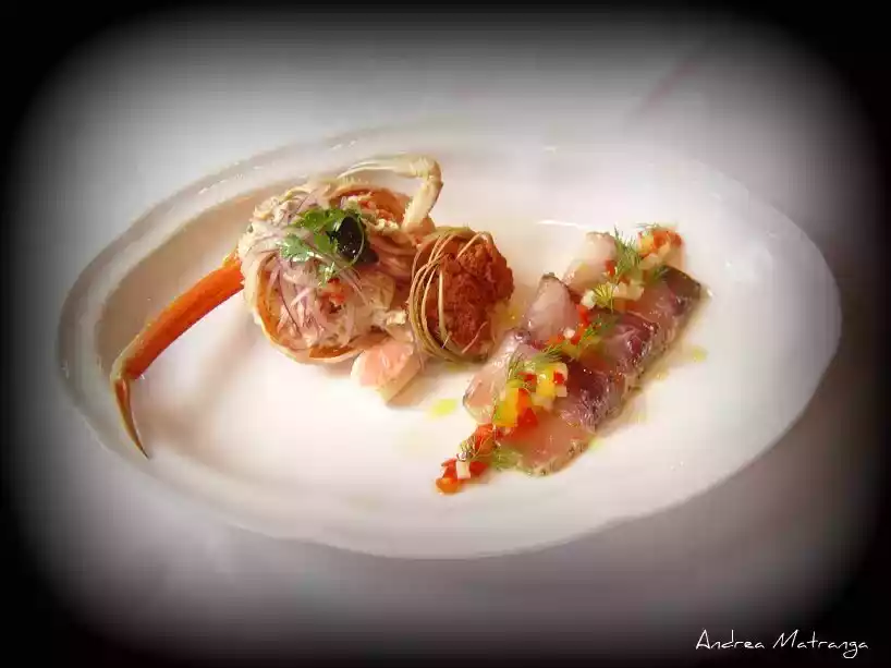 Antipasto di pesce marinato e granchio