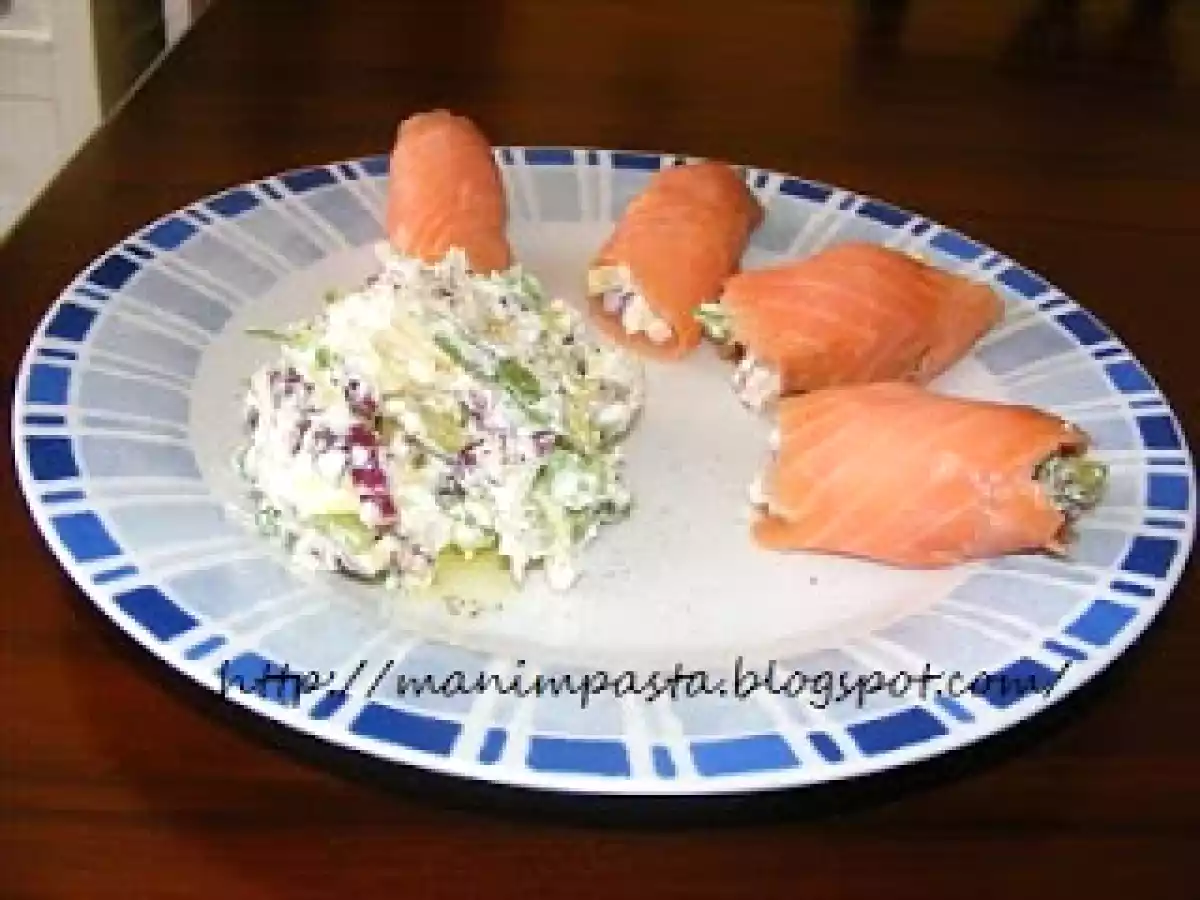 Antipasto di salmone farcito con insalatina e ricotta caprina