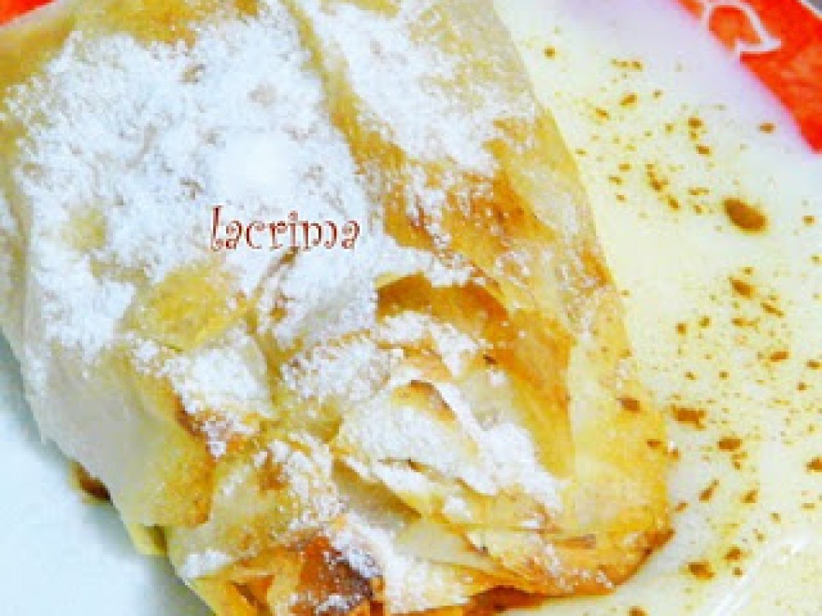 Apfelstrudel, strudel con mele e salsa di vaniglia