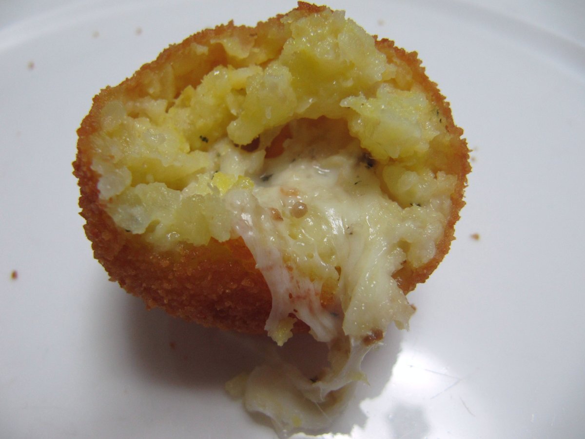 Arancine ripiene di alici, pecorino, menta e formaggio filante - foto 2