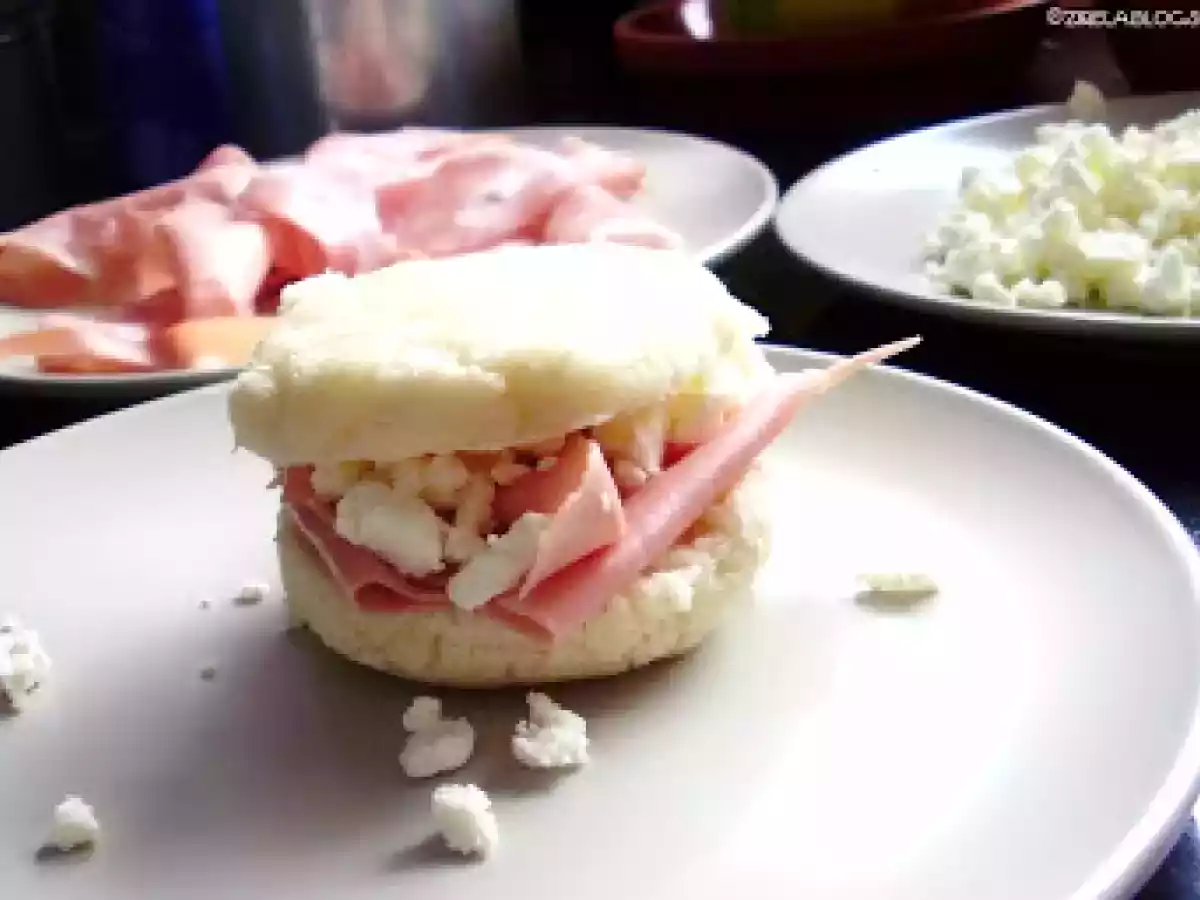 AREPAS CON MORTADELLA E FETA