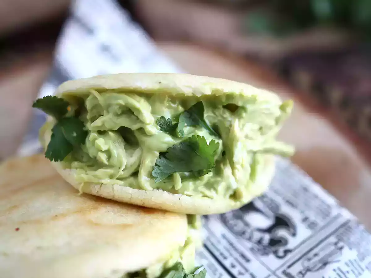 Arepas venezuelane con pollo e avocado - Reina Pepiada - foto 3