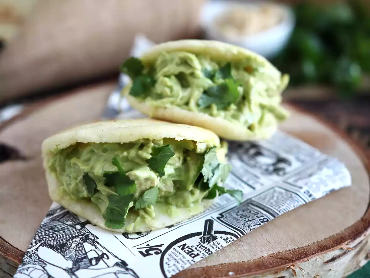 Arepas venezuelane con pollo e avocado - Reina Pepiada - foto 4