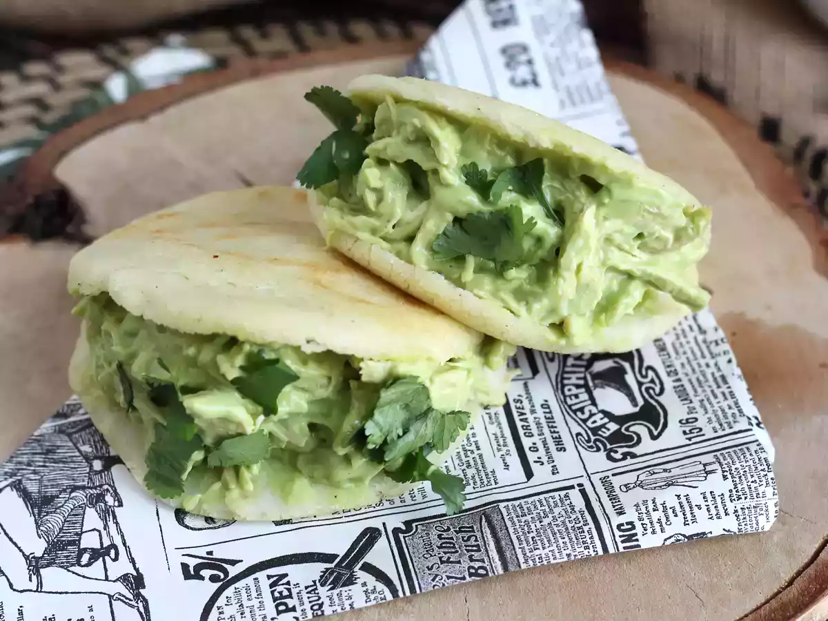 Arepas venezuelane con pollo e avocado - Reina Pepiada - foto 5