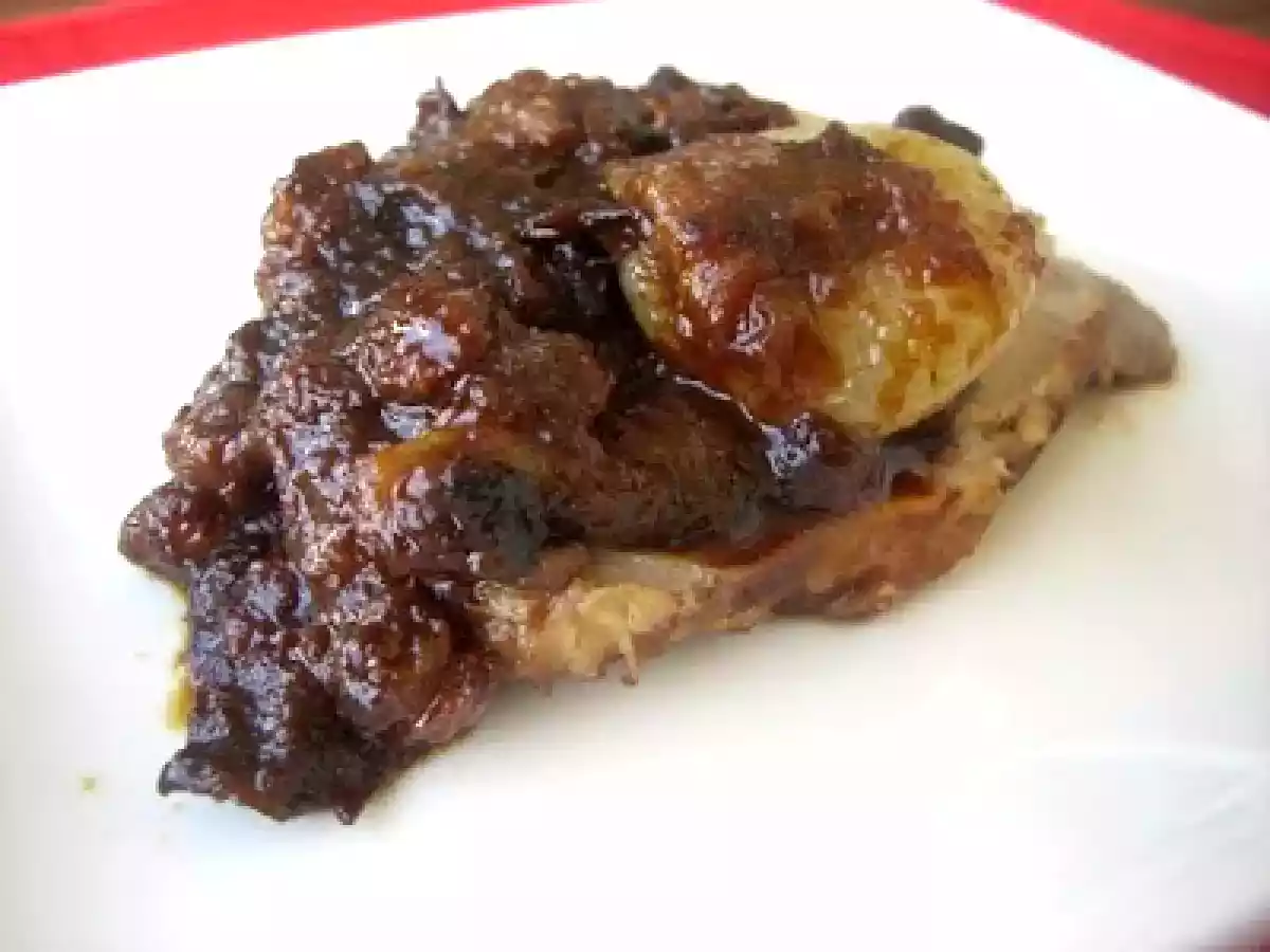 Arista in agrodolce con cipolline, mele, prugne e uvetta