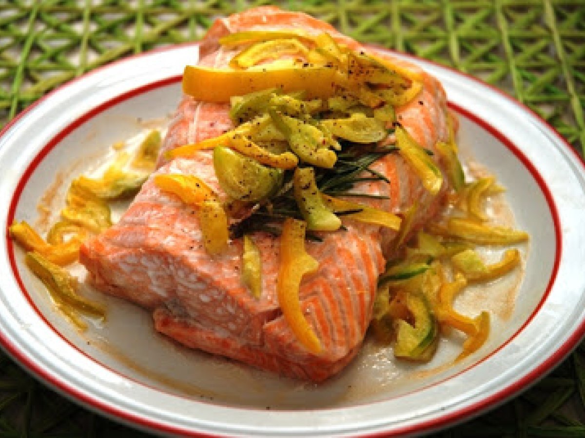 Arrosto di filetto di salmone con julienne di peperoni al microonde