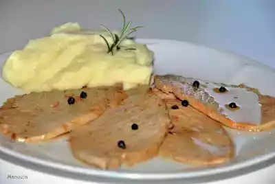 Arrosto di maiale al pepe nero con purè aromatico.