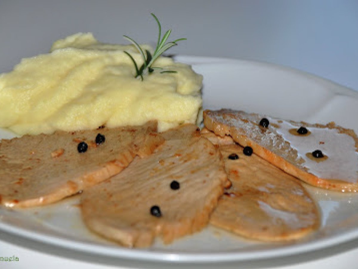 Arrosto di maiale al pepe nero con purè aromatico.