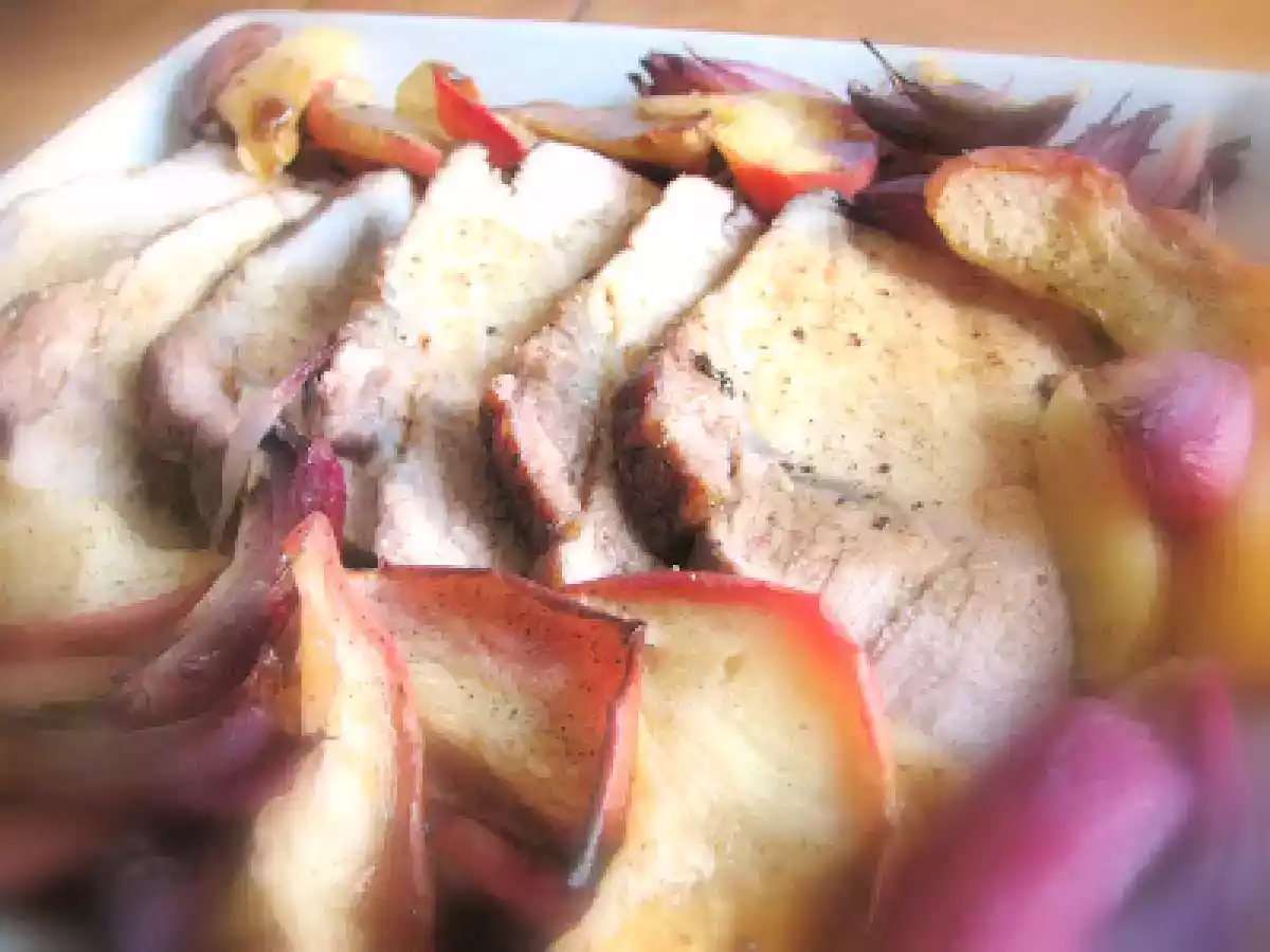 Arrosto di maiale con mele e cipolle rosse, in salsa di balsamico