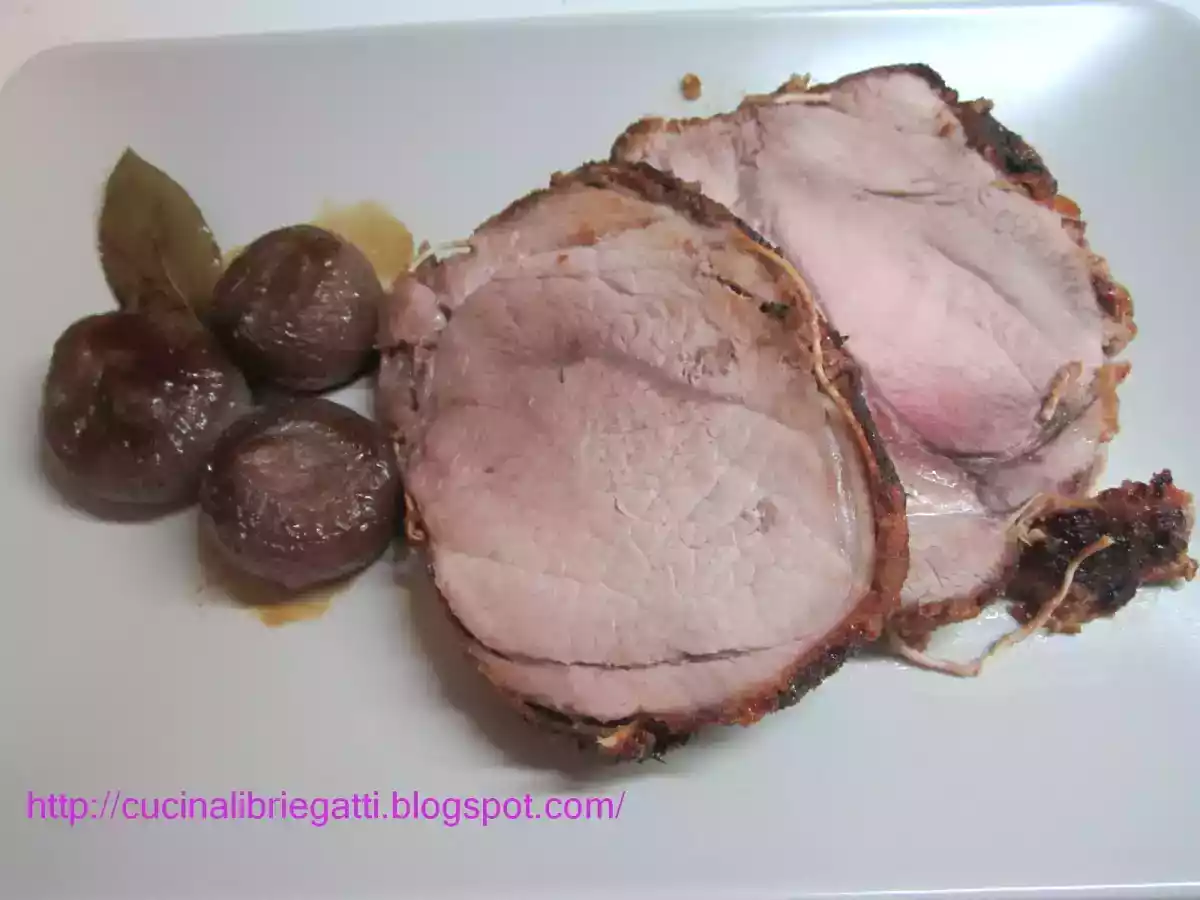 Arrosto di maiale in crosta di senape e timo con scalogni in agrodolce