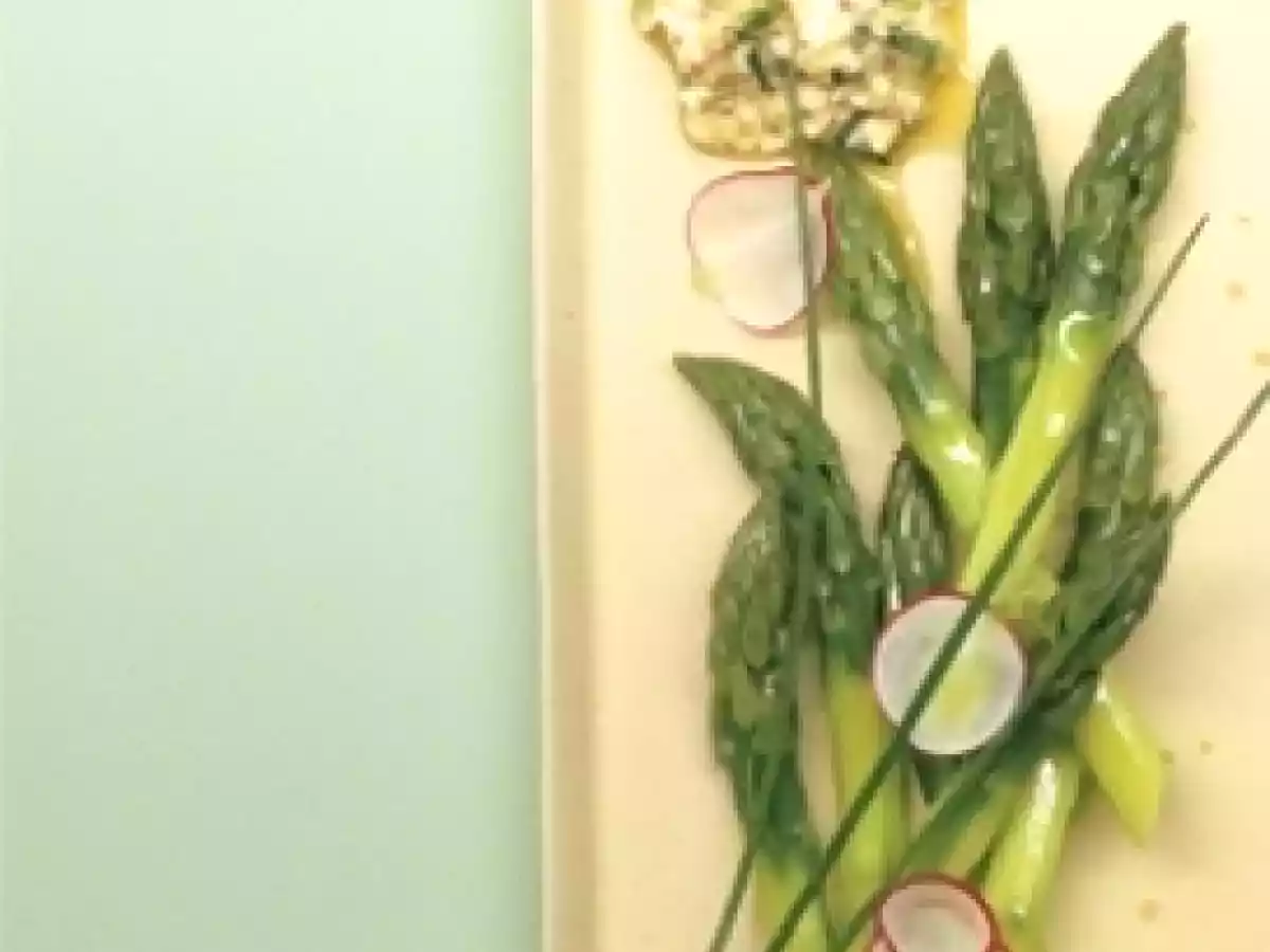 Asparagi al vapore con vinaigrette all'uovo
