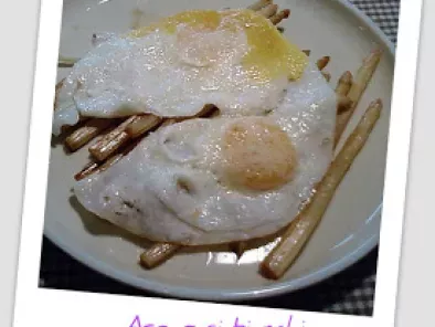 Asparagi bianchi con uova e parmigiano