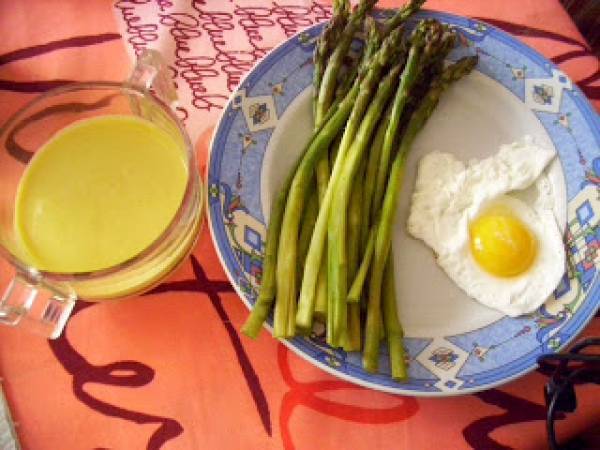 Asparagi con salsa all'uovo