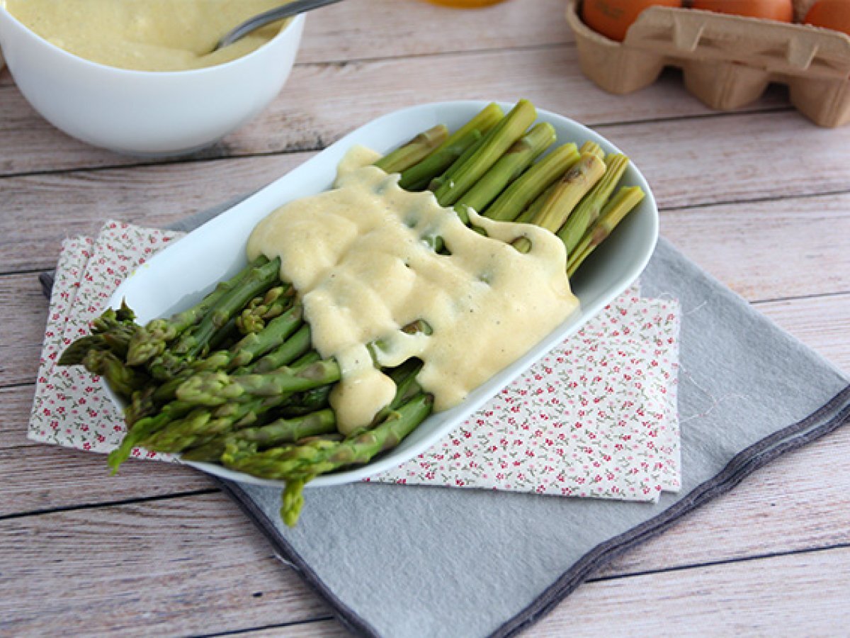 Asparagi con salsa mousseline