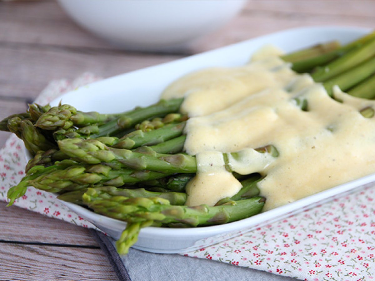 Asparagi con salsa mousseline - foto 3