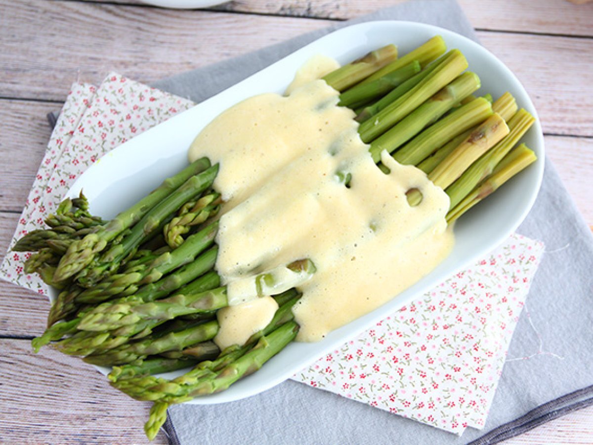 Asparagi con salsa mousseline - foto 4