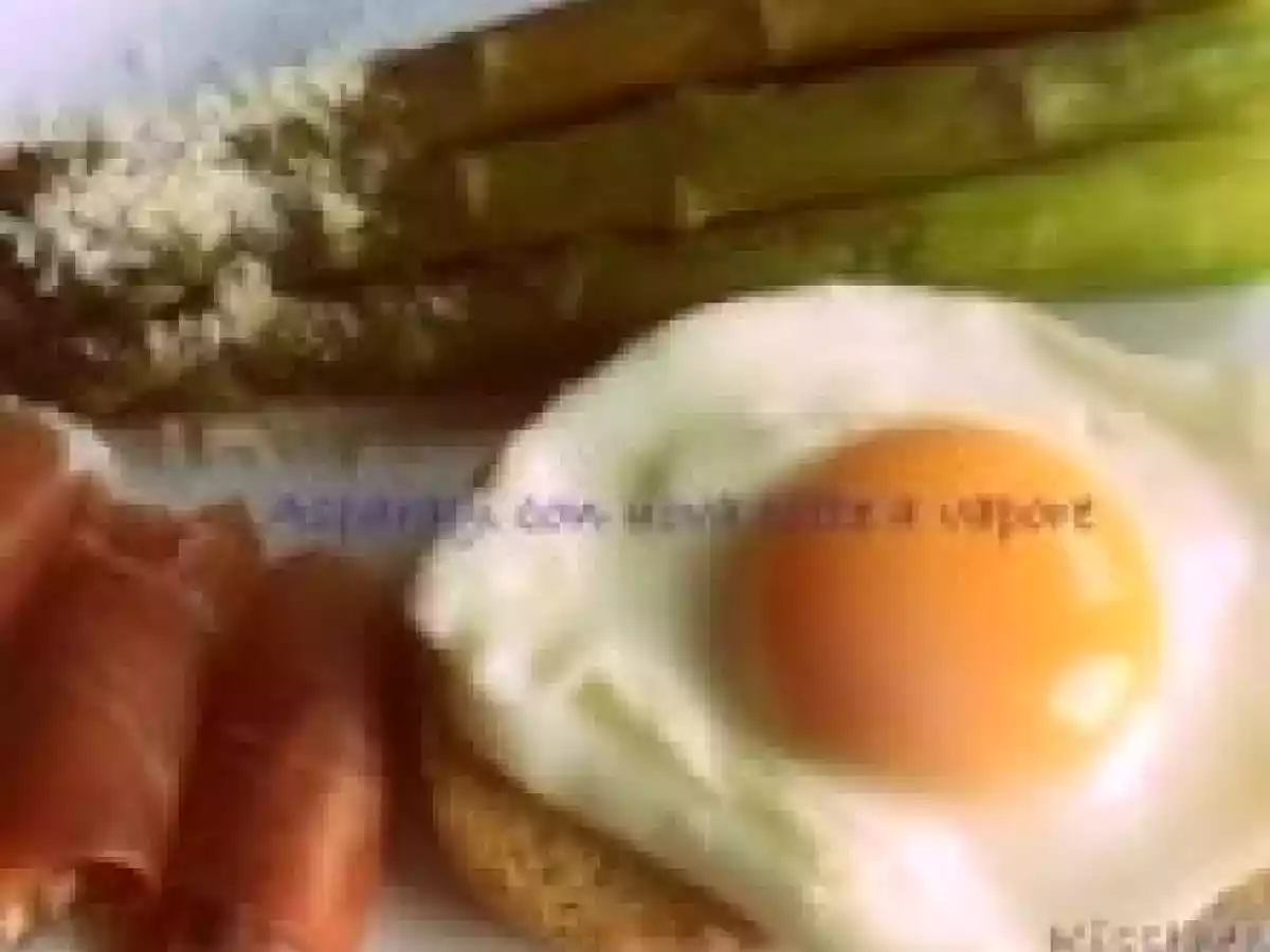 Asparagi con uova cotte al vapore