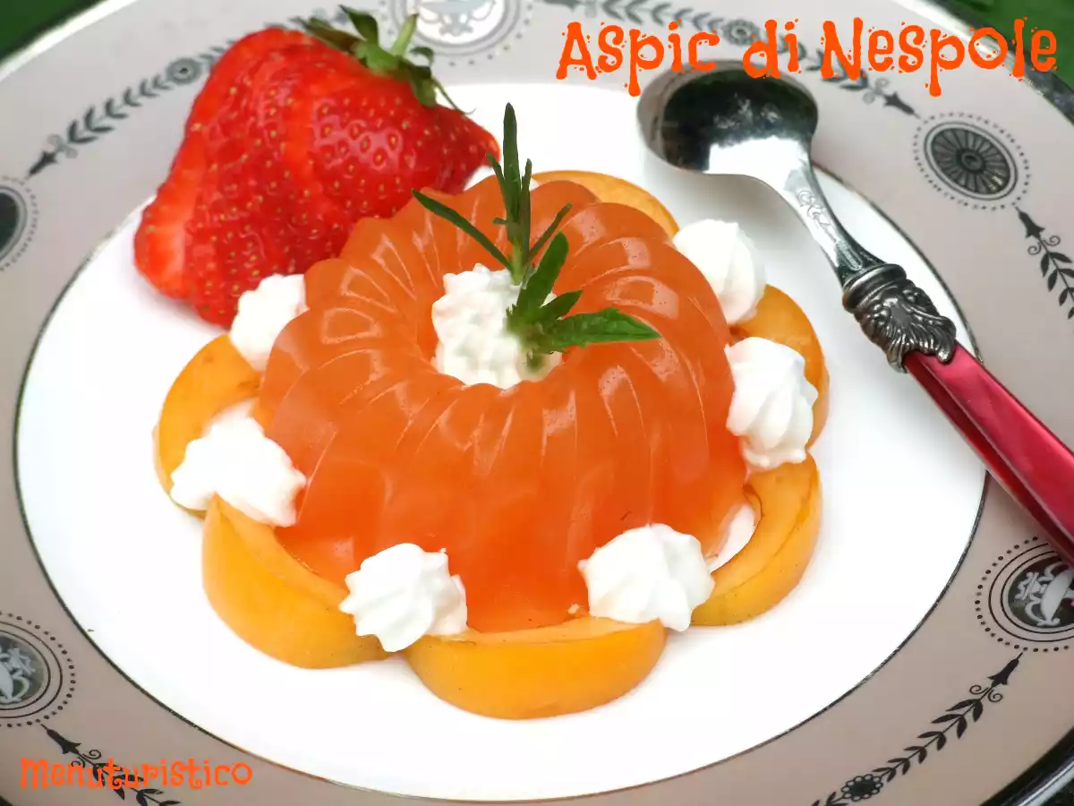 Aspic di nespole con fragole e panna