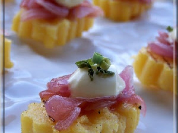 Assaggio d'autunno: Crostini di polenta con confit di cipolla rossa e panna acida