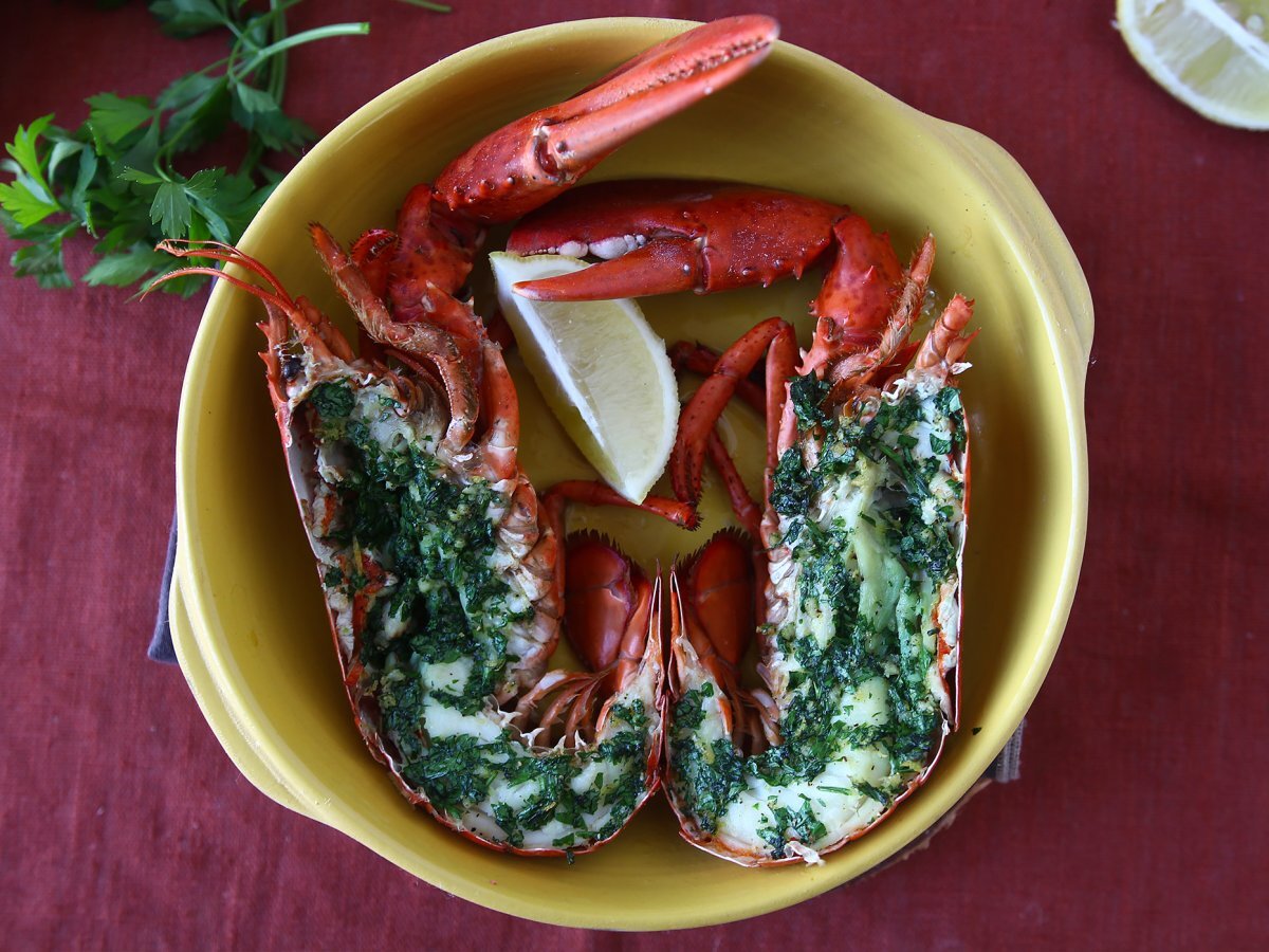 Astice al forno con prezzemolo e limone: semplicità e raffinatezza a tavola.