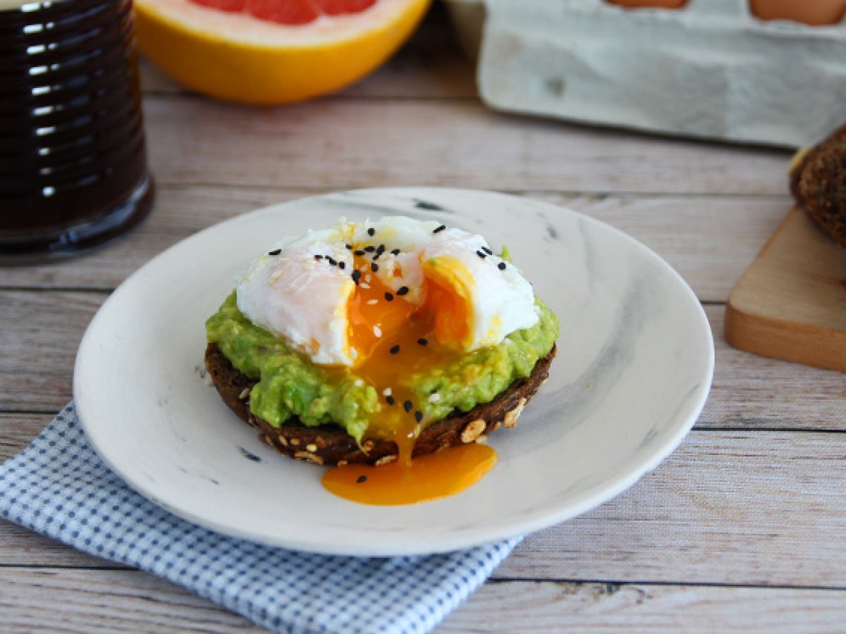 Avocado toast con uovo in camicia