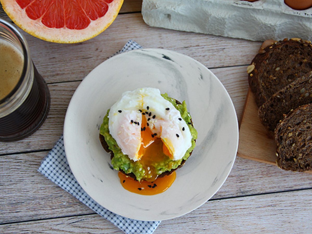 Avocado toast con uovo in camicia - foto 4